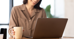 Persona revisando su currículum para encontrar trabajo en Andalucía